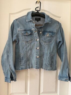 SPRING LAYER ✨ DENIM JACKET LIGHT WASH • TRENDING 🔥 PRICED TO SELL 🔥